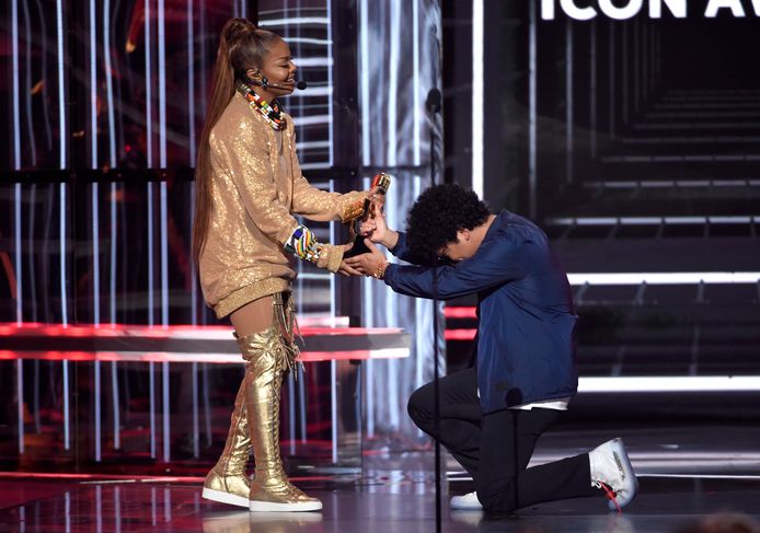 Bruno Mars mocht de Icon Award uitreiken aan Janet Jackson en ging daarvoor op de knieën. (Photo by Chris Pizzello/Invision/AP)