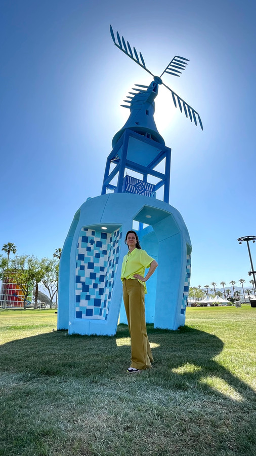 Kiki van Eijk voor een van haar drie beelden op het terrein van kunst- en muziekfestival festival Coachella in Amerika.