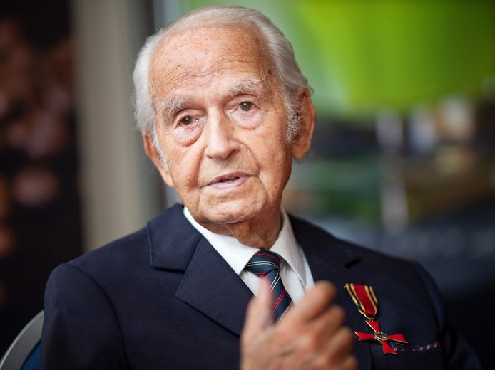 De 98-jarige holocaust-overlevende Leon Schwarzbaum.