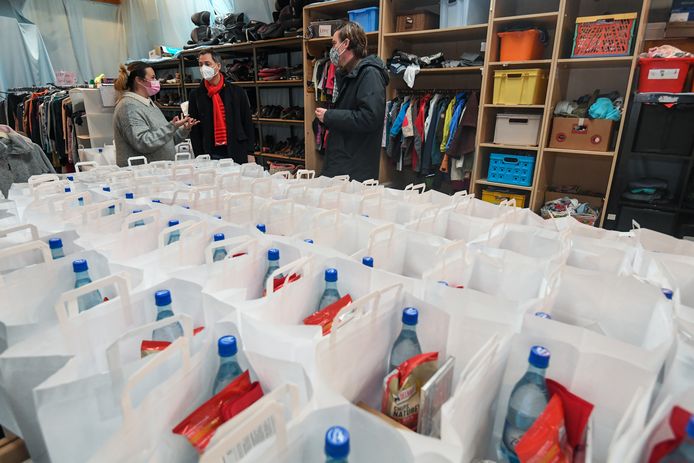 De zakken worden allemaal naar gezinnen in Nieuw Gent gebracht.