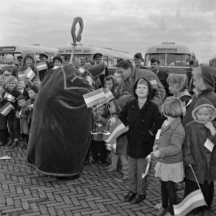 Sinterklaas komt in 1960 per vliegtuig aan in Eindhoven
