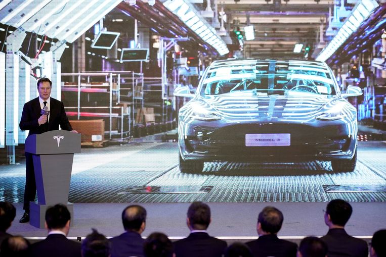 Topman Elon Musk tijdens de openingsceremonie van de Tesla-fabriek in Shanghai, 2020. Vanwege de coronalockdown is deze fabriek tweeëntwintig dagen gesloten geweest, van eind maart tot half april. Nu de fabriek weer open is, blijkt het heel lastig om aan voldoende onderdelen te komen. Beeld REUTERS
