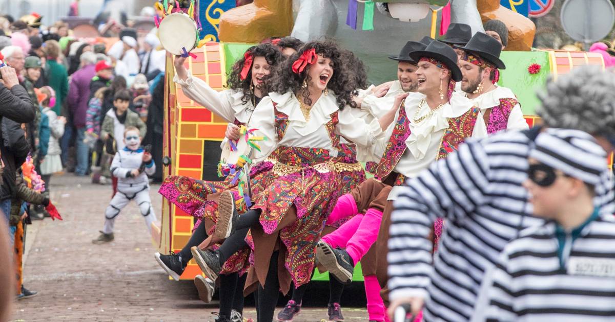 Nieuwe sjaal doet het goed bij optocht in Lewedorp