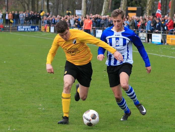 Steef Vosters (links) van Reusel Sport in duel met Bart de Jong van Bladella op 15 april 2018. Reusel Sport won die derby op eigen veld met 5-0.