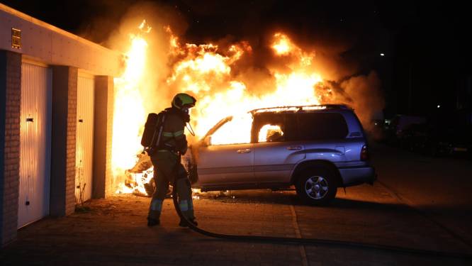 Auto brandt volledig uit vlak voor garagebox met gasflessen in Boxtel