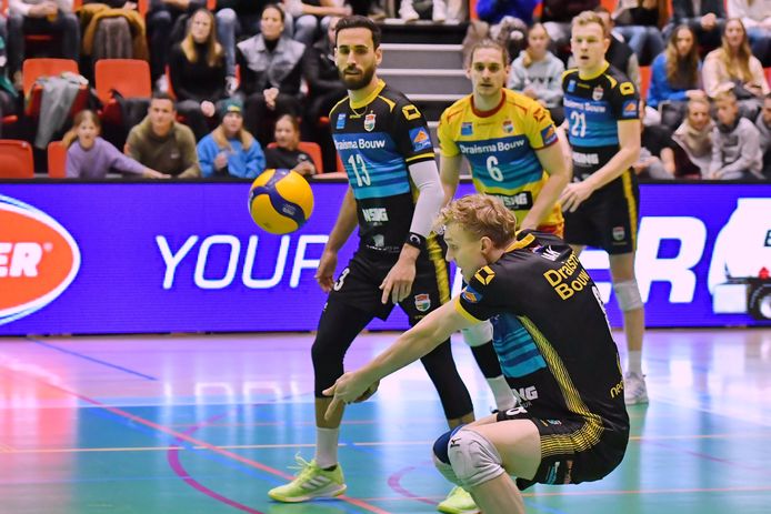 Een passende Yannick Bak van Dynamo tijdens de met 3-1 verloren wedstrijd tegen Orion. De club uit Doetinchem nadert de Apeldoorners tot op twee punten.