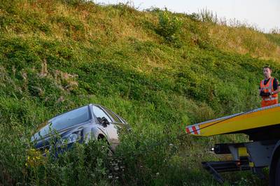 Invoegen gaat fout op A58 bij Ulvenhout: auto rijdt sloot in