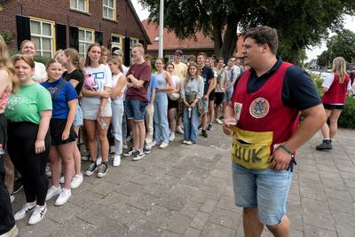 Studenten laten in Nieuwkuijk zich gedwee drillen, zonder gescheld of beledigingen: ‘Ja, ook jij kru