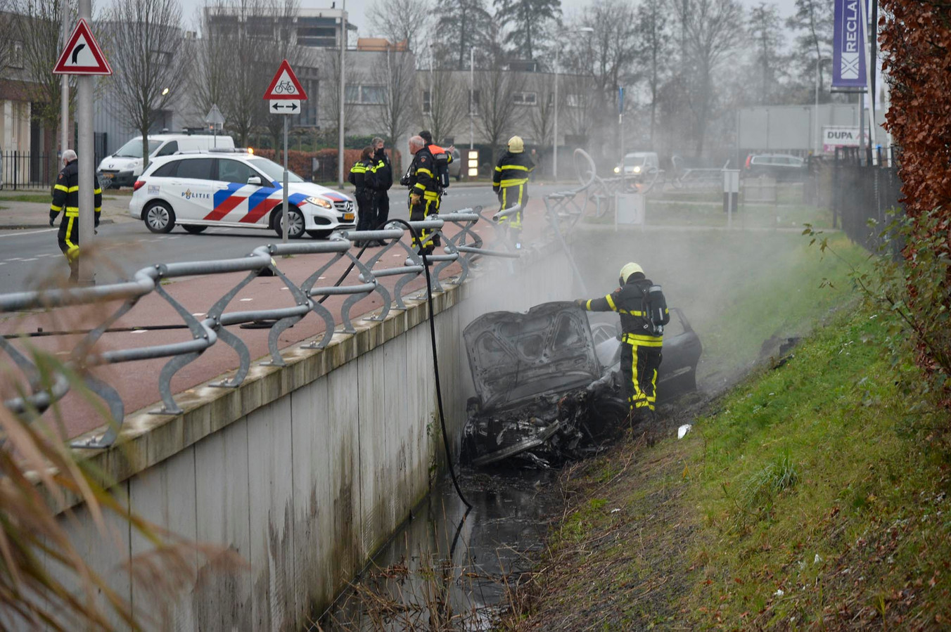 Auto gaat in vlammen op na ongeluk in EttenLeur, bestuurder kan op