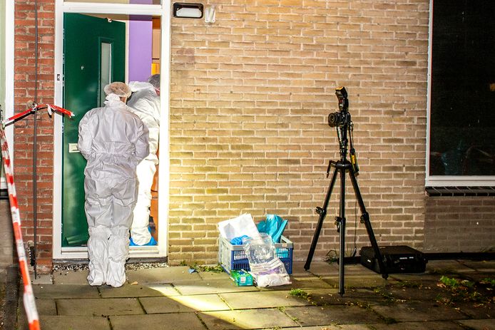 Onderzoek bij de woning aan de Guido Gezellestraat in Papendrecht waar zaterdagavond een 41-jarige man omkwam bij een steekpartij.