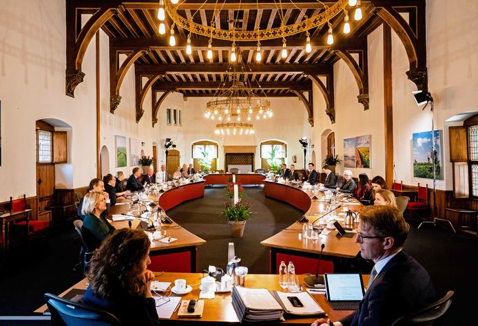 Sinds corona vergaderen de ministers in de Rolzaal, waar ze meer afstand kunnen houden.