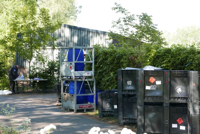 Het gespecialiseerde bedrijf Seon is betrokken bij de ontmanteling van het grote drugslab in het buitengebied van Liempde.