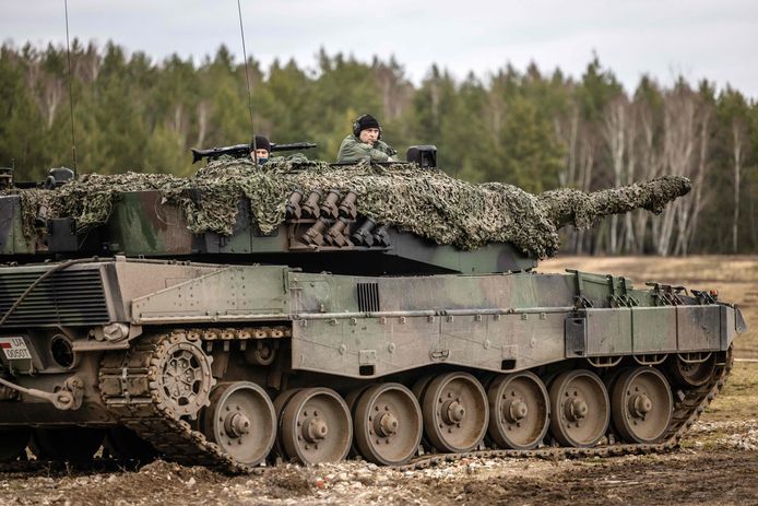 Poolse en Oekraïense soldaten tijdens een training met Leopard-tanks.