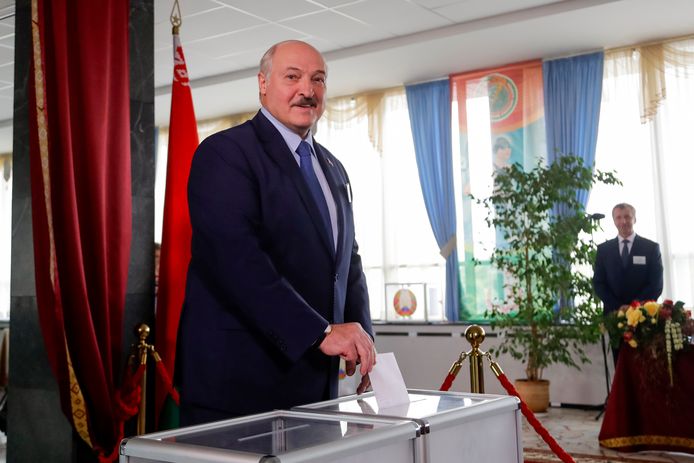 Alexander Loekasjenko brengt zijn stem uit. Vrijwel niemand gelooft dat het er eerlijk aan toe is gegaan.