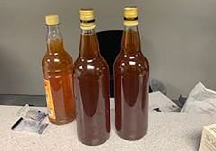 De drie flesjes honing.