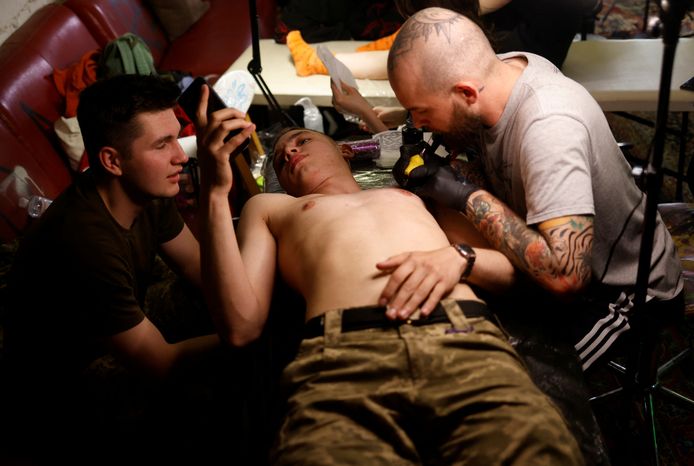 In een verlaten fabriek in de Oekraïense hoofdstad Kiev hebben lokale tattoo-artiesten de afgelopen zeven weken een wekelijkse tatoeage-marathon georganiseerd.