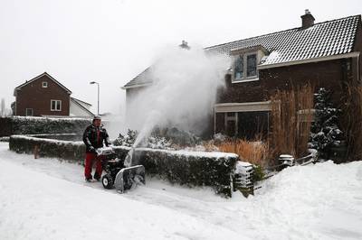 Voetbalclub Loil maakt straten in dorp sneeuwvrij voor ouderen