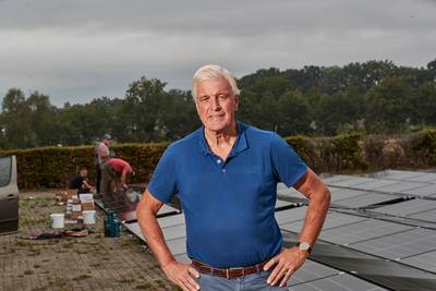 Investeerders sjouwen met panelen op nieuw Vordens zonnepark: ‘Leuk om te zien hoe dit vorm krijgt’