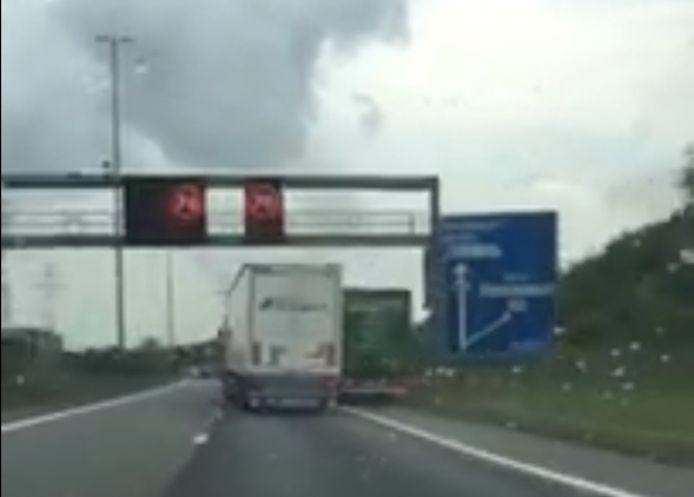 Op camerabeelden is te zien hoe G.P. met witte vrachtwagen de groene truck in de berm drumt, waar die op een haar na een groot verkeersbord mist.