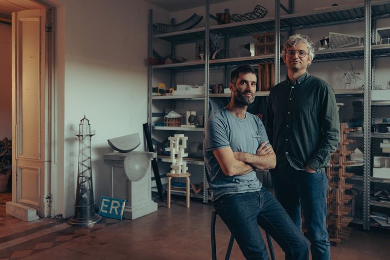 Architecten Arnout Van Vaerenbergh (links) en Pieterjan Gijs en  werken al vijftien jaar samen. ‘We hebben geen vaste rolverdeling, ik denk dat het daarom zo goed werkt tussen ons.’ Beeld Damon De Backer