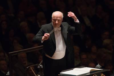 Dirigent Bernard Haitink valt op podium