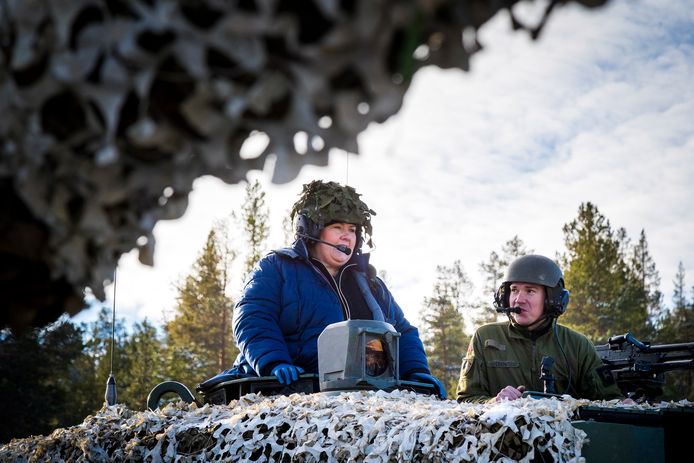 De Noorse premier Erna Solberg bezocht enkele dagen geleden de landmanoeuvres en kon meerijden in een tank.
