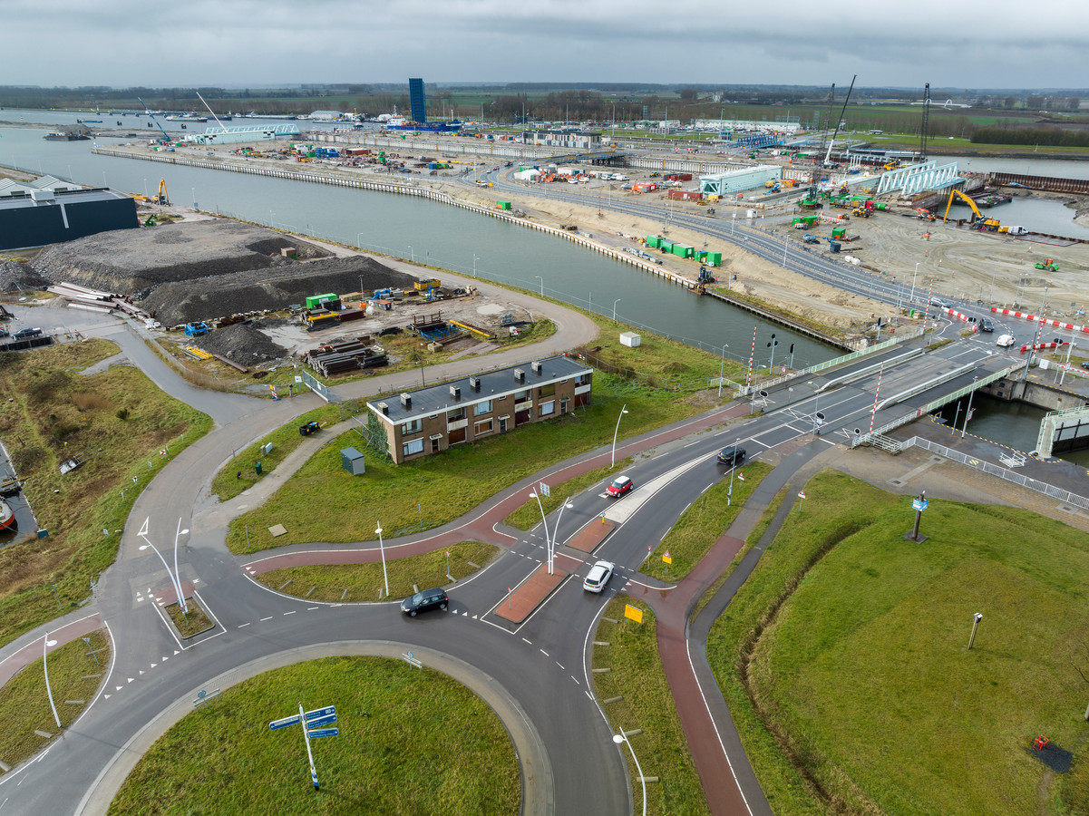 Waarom staan die uitgewoonde huizen bij de Terneuzense sluizen nog ...