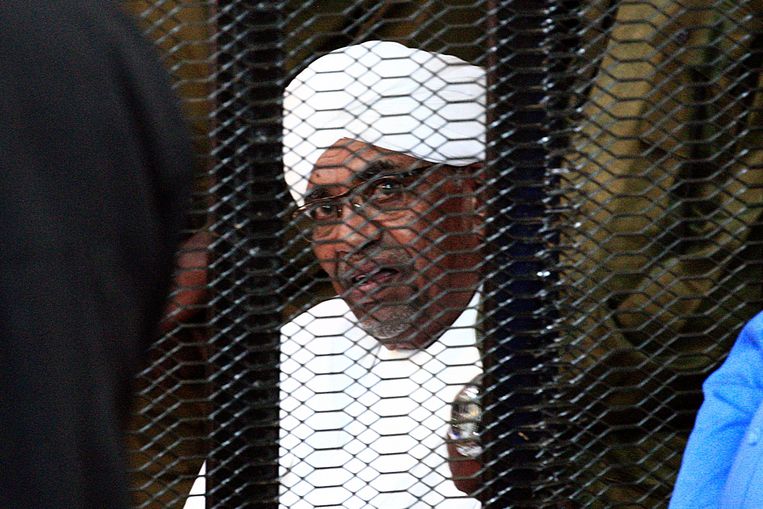 Oud-president Omar al-Bashir in een kooi tijdens zijn rechtszaak in Khartoem. Hij staat terecht wegens corruptie, maar wordt nu uitgeleverd aan het Internationaal Strafhof wegens zijn vermeende betrokkenheid bij mensenrechtenschendingen.  Beeld AFP