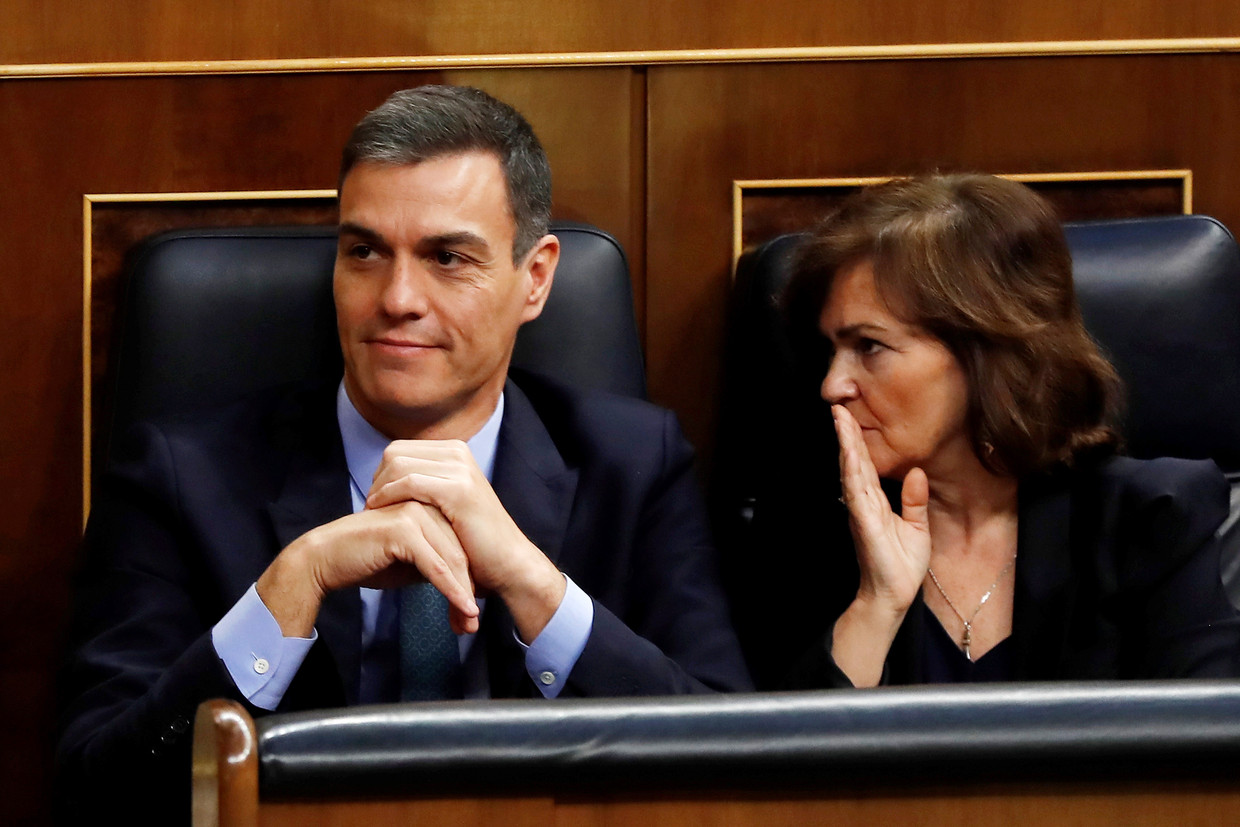 De Spaanse premier Pedro Sanchez en vice-premier Carmen Calvo.  Beeld EPA