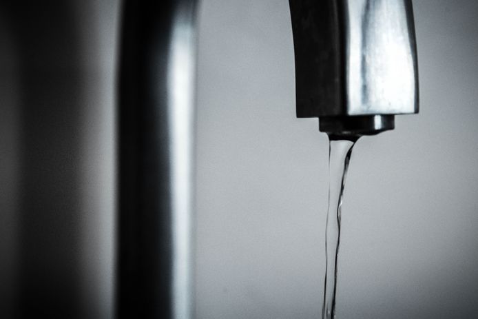 Onderzoekers testen in Gorinchem bij scholen en andere gebouwen of er geen verborgen loden leidingen liggen, waardoor er lood in het drinkwater terecht kan komen.