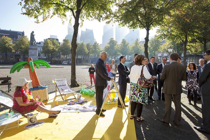 Op het Plein in Den Haag werd in 2014 door Oxfam Novib een 'paradijs' gecreëerd, compleet met palmbomen en strandstoelen, om actie te voeren tegen de vestiging van Nederlandse banken in belastingparadijzen.