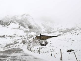 Skiseizoen is geopend: sneeuw valt met bakken uit de lucht in de Alpen