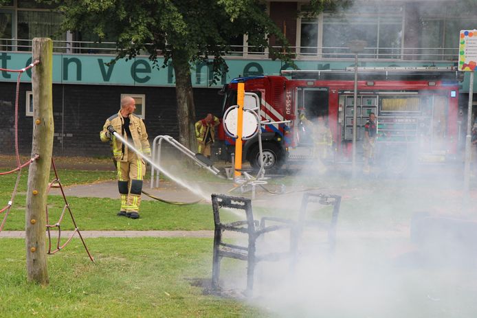 Brandweer rukt uit voor twee brandende stoelen Frederik van Eedenlaan Delft.