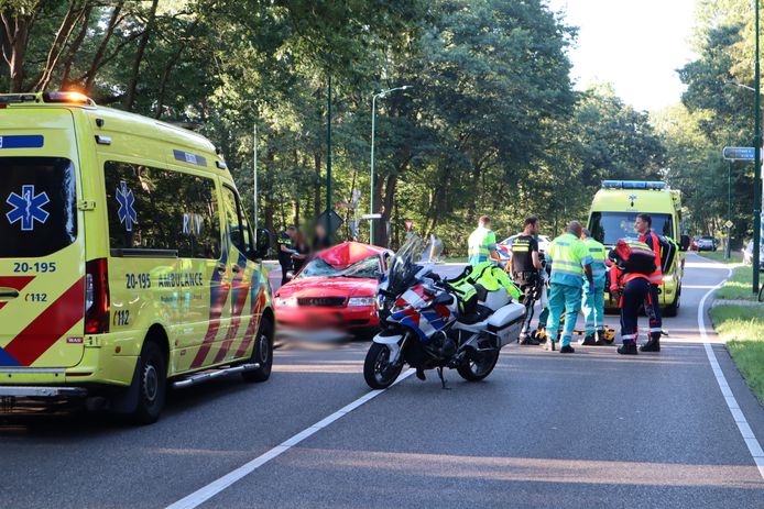 Een fietser is dinsdagochtend bij een ongeluk in Loon op Zand met zijn elektrische fiets in botsing gekomen met een personenauto.