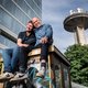 ‘Zo is het nu met humor gesteld: als je je woorden lollig bedoelt, moet je er een lachend kakske achter plaatsen’