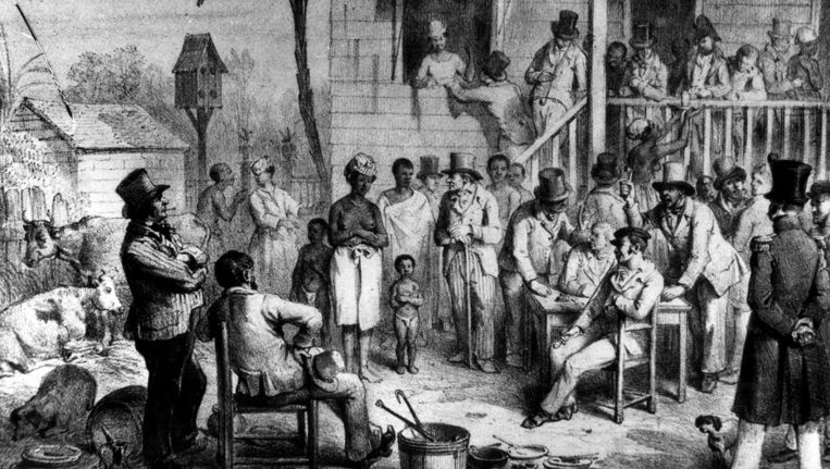 Openbare verkoping van een slavin en haar twee kinderen in Suriname in 1839. Beeld Spaarnestad