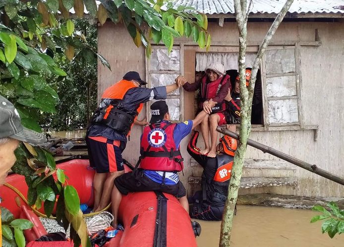 De Filipijnse kustwacht redt mensen in het stadje Panitan, dat door overstromingen werd getroffendie zijn veroorzaakt door de tropische storm Megi.