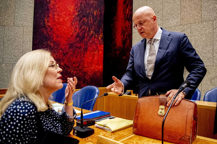 Minister Grapperhaus en Madeleine van Toorenburg CDA tijdens een debat in de Tweede Kamer.