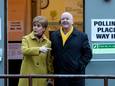 Archiefbeeld. De Schotse oud-premier Nicola Sturgeon en ex-voorzitter van de SNP Peter Murrell (rechts). (12/12/19)