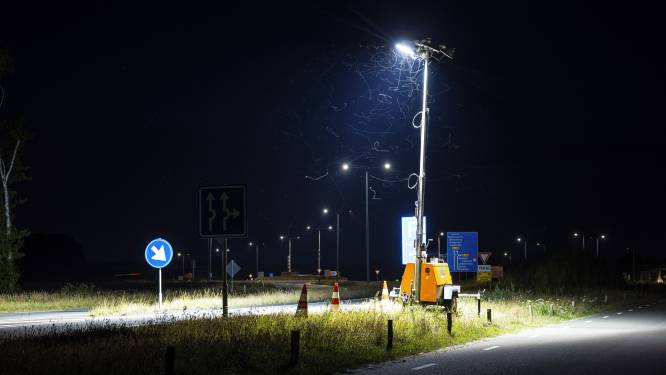 Wat doet die mobiele lantaarnpaal aan de weg bij Ommen? ‘Niemand in de buurt kan het vertellen’