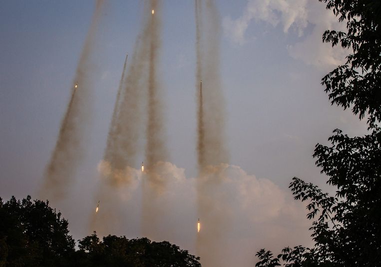 Het Oekraïense leger vuurt grondraketten af tijdens gevechten nabij Donetsk op 7 augustus. Beeld epa