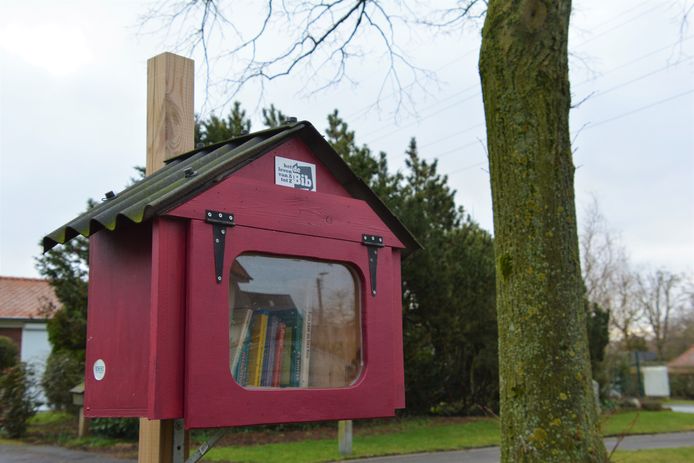 Een boekenruilkastje in Izegem.