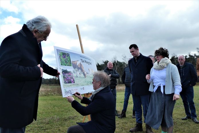 De pachtoverkeerkomst voor landbouwgrond in de Margriet wordt ondertekend door de gemeenten Haaren, Vught en alle argrariërs in het gebied (zestien). De landbouw slaat een duurzame weg in.