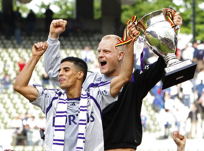 Boussoufa en Deschacht vieren de bekerwinst in 2008.