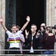 ‘Een perfect jaar’: wereldkampioen Remco Evenepoel als held onthaald op bomvolle Grote Markt in Brussel