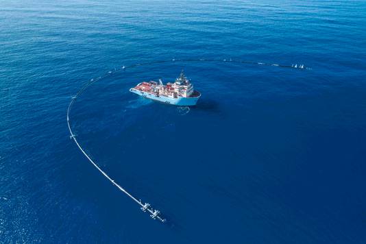 De rookworstvormige armen van The Ocean Cleanup.