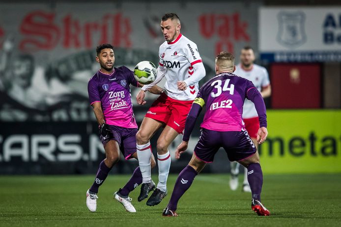 Jordy Thomassen  heeft de bal voordat Utrechters Anouar Kali en Robin Zwartjes (rechts) er bij kunnen.