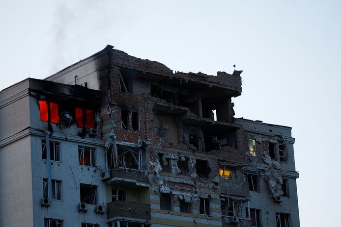 Beeld van de schade aan het flatgebouw in Kiev na de Russische drone-aanval afgelopen nacht.