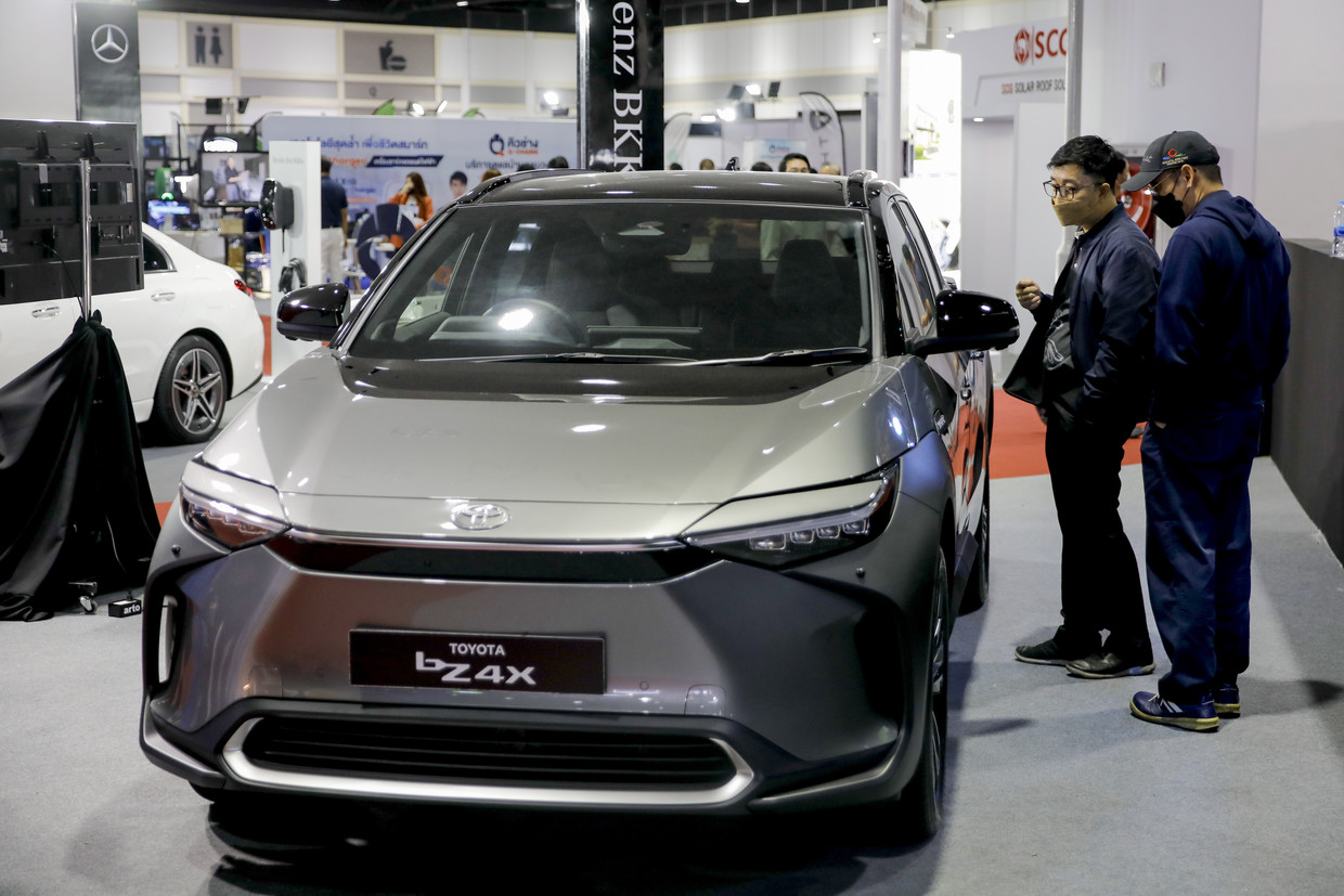 De BZ4X, het enige e-model dat Toyota momenteel aanbiedt. Het concern loopt bij de ontwikkeling van stekkerauto’s ver achter bij zijn concurrenten.  Beeld ANP / EPA