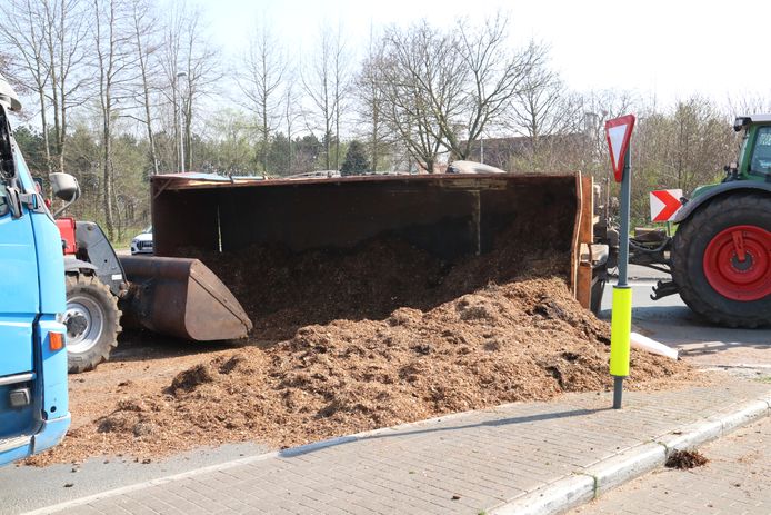 De aanhangwagen kantelde op de rotonde en verloor een lading gedroogde mest.